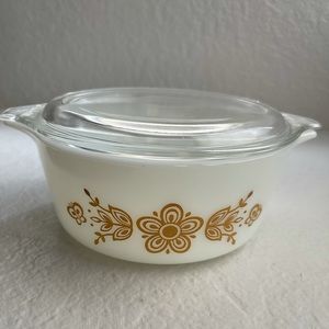 Vintage white butterfly gold Pyrex casserole dish with lid 1 1/2 quart 472